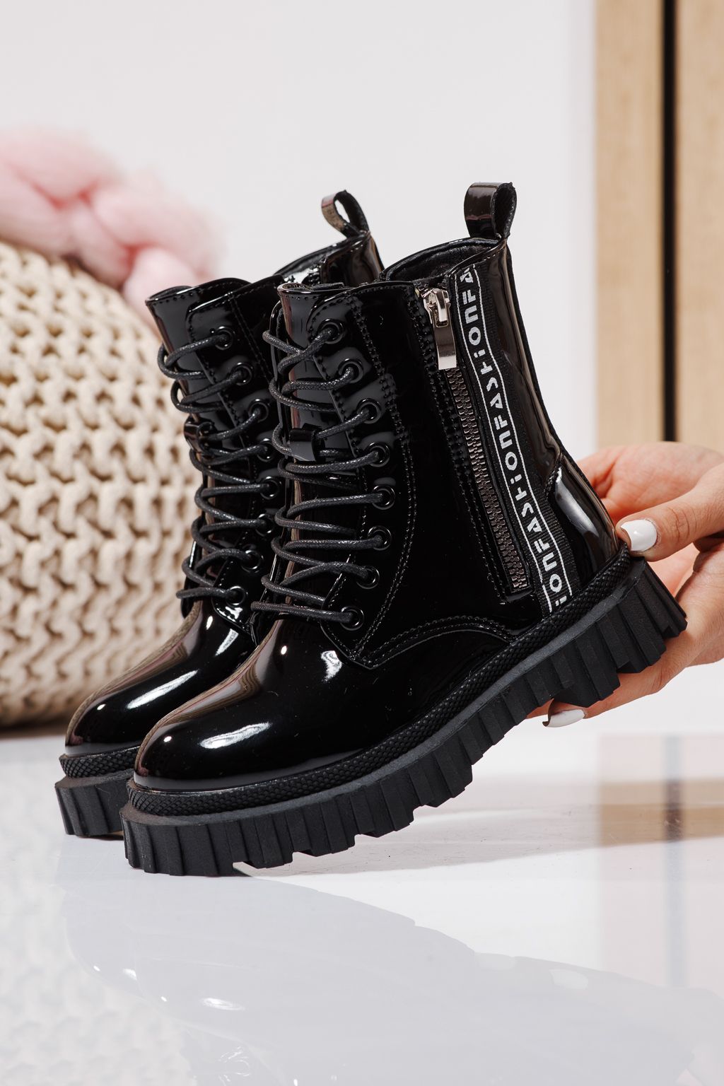 Szőrme csizma lányoknak fekete lakkozott ökológiai bőrből készült Elia #23126