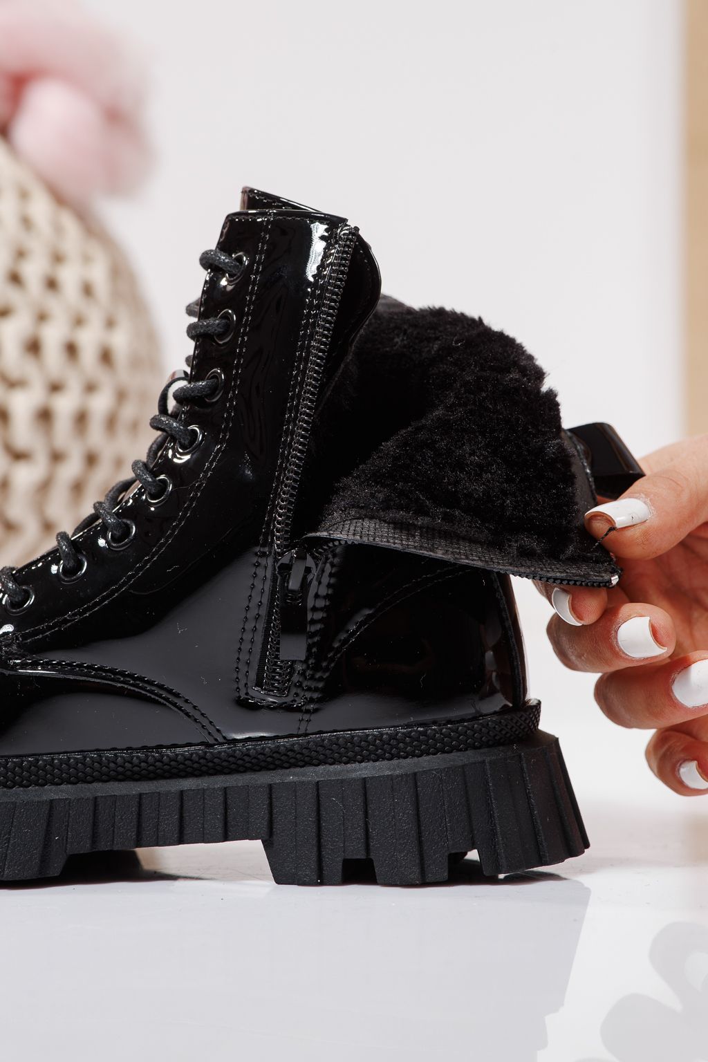 Szőrme csizma lányoknak fekete lakkozott ökológiai bőrből készült Elia #23126