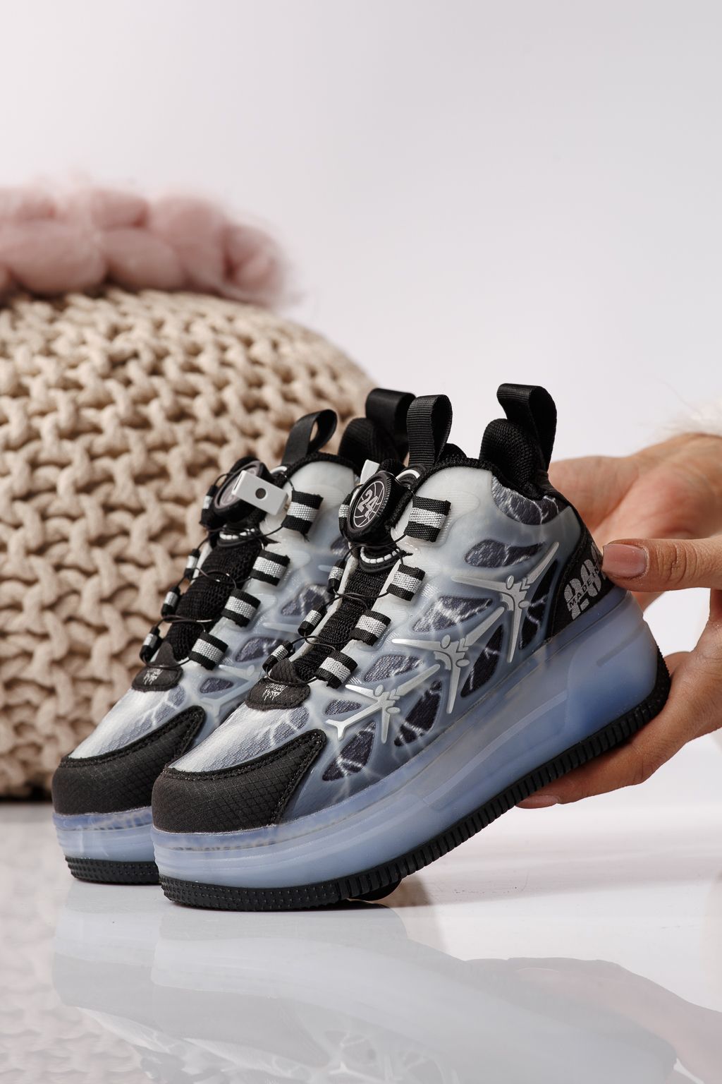 Görgős sportcipő fekete textil anyagból készült  Carla #24409