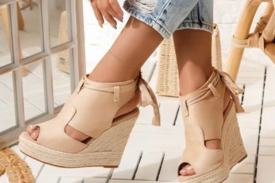 Sandalele Peep Toe cu platformă sunt din nou în trend!