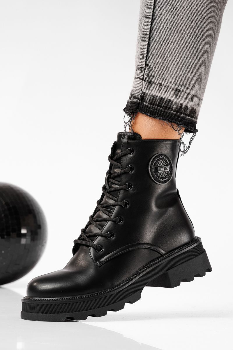 Női csizma szőrmével fekete öko bőrből készült June #22661