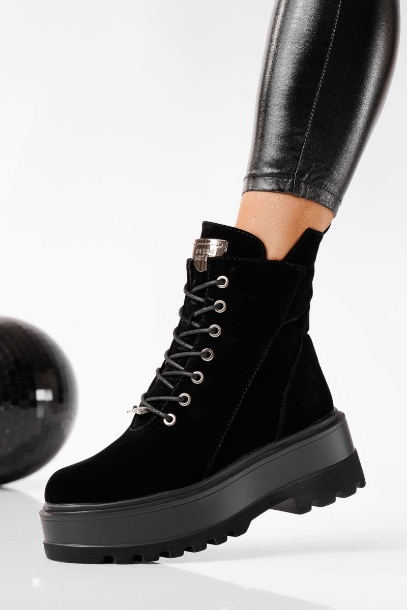 Női csizma szőrmével fekete öko bőrből készült Elena #22677