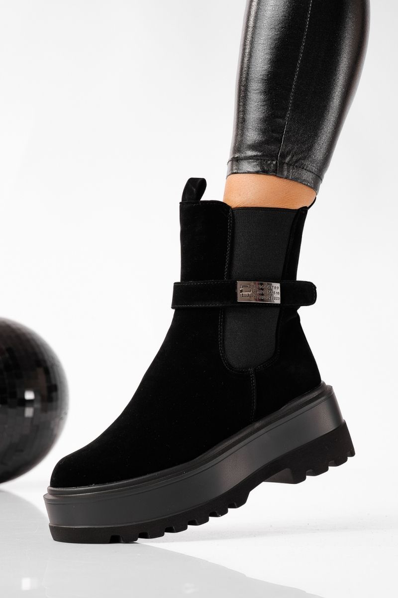 Női csizma szőrmével fekete öko bőrből készült Carla #22693