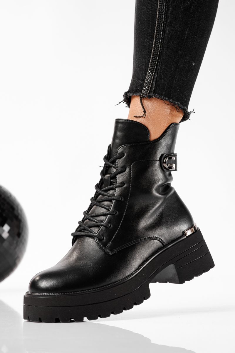 Női csizma szőrmével fekete öko bőrből készült Dalia #22768