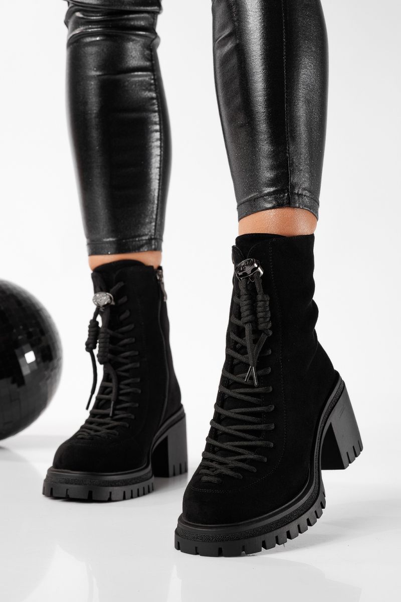 Női bokacsizma szőrmével fekete öko bőrből és velúrból készült Casilda #22836