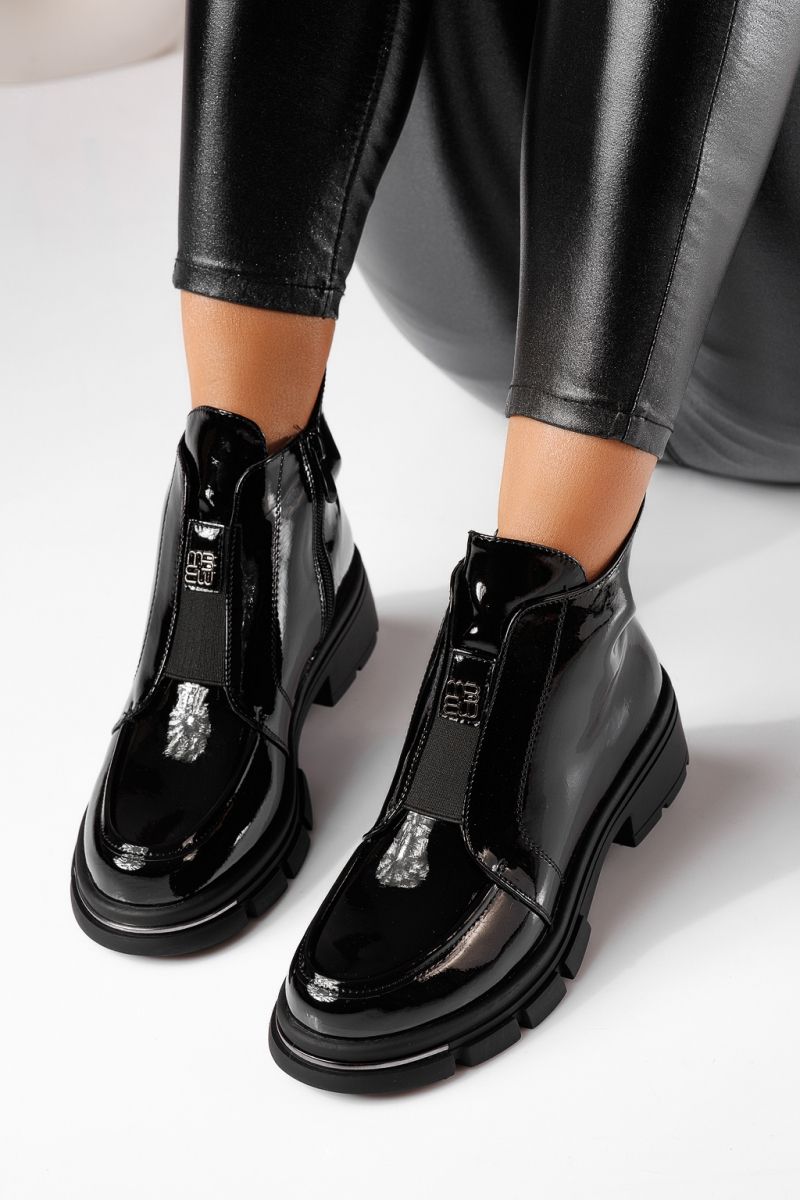 Női csizma szőrmével fekete lakkozott ökológiai bőrből készült Ellis #23052