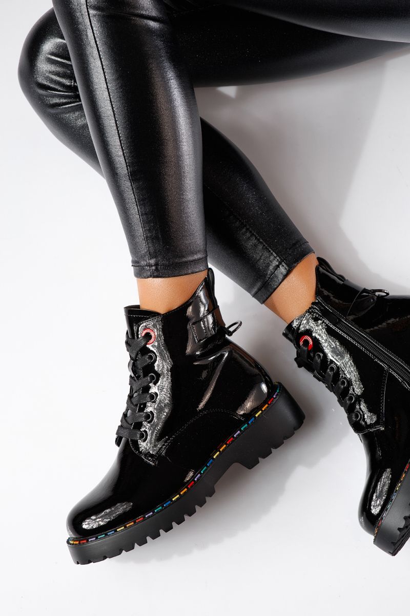 Női csizma szőrmével fekete lakkozott ökológiai bőrből készült Sevda #23049