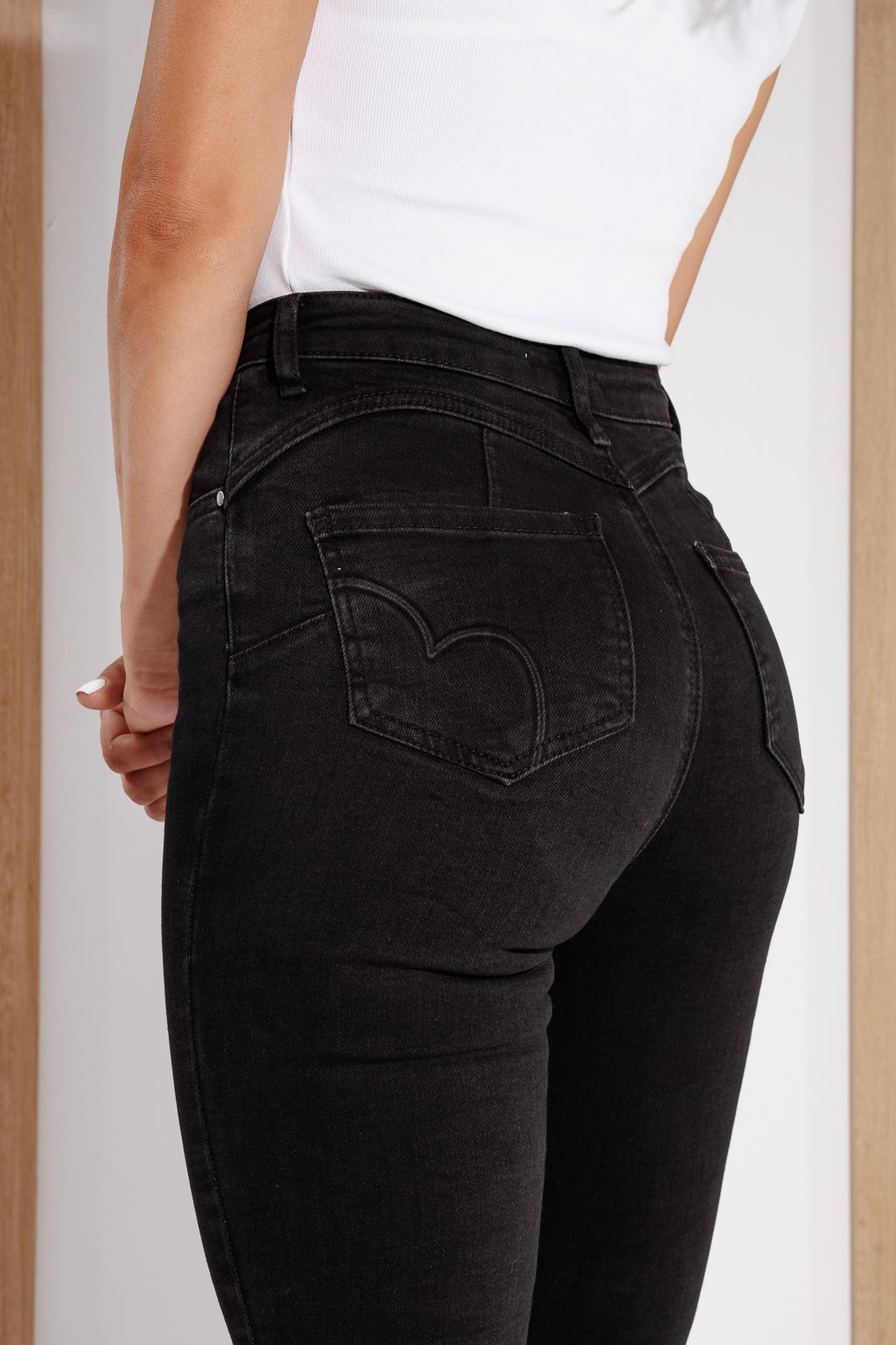 Női skinny farmer push-up díszítéssel Evelina Fekete #A1189