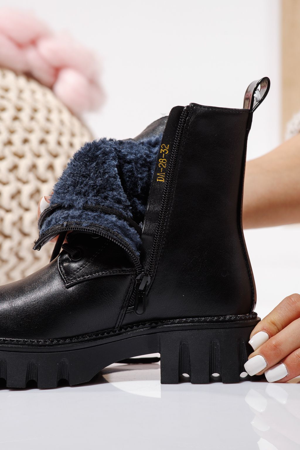 Szőrme csizma lányoknak fekete öko bőrből készült Aris #23115