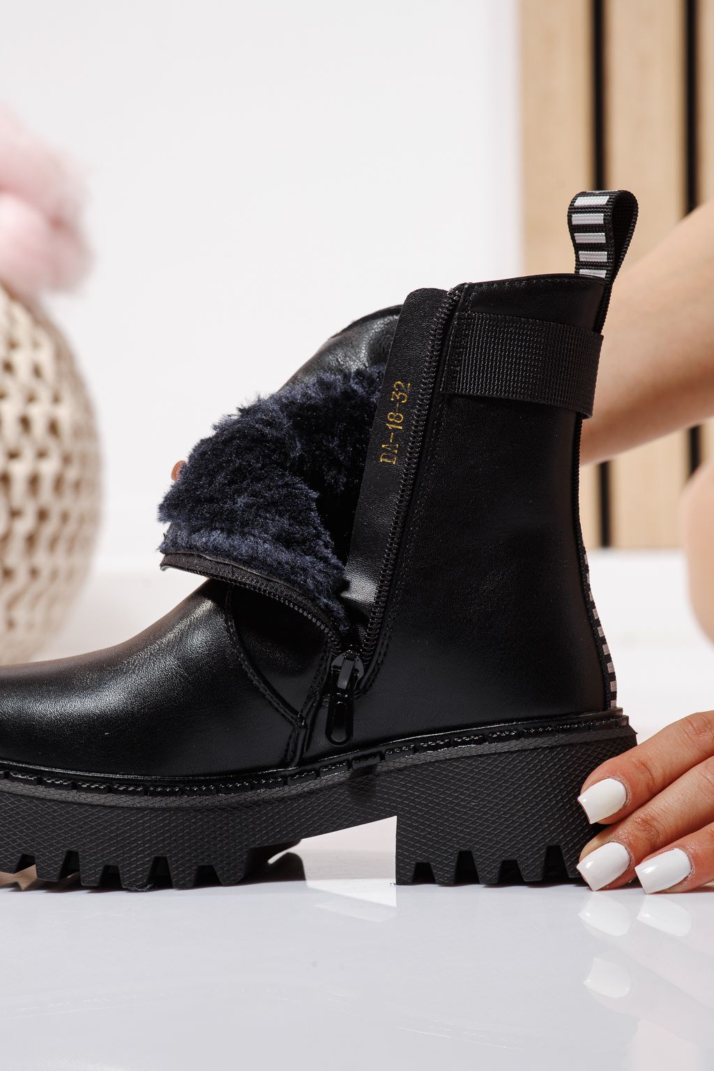 Szőrme csizma lányoknak fekete öko bőrből készült Talia #23108