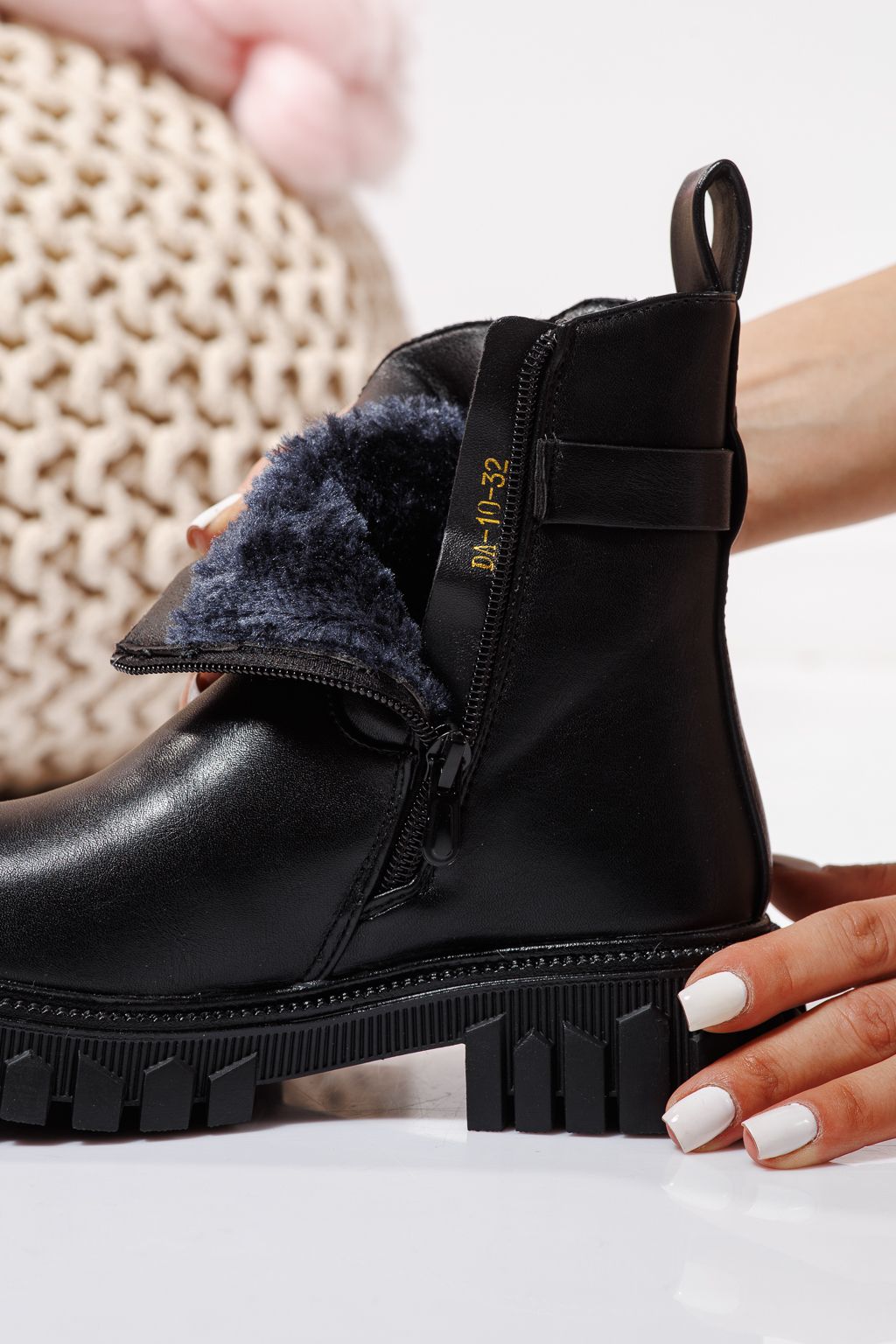 Szőrme csizma lányoknak fekete öko bőrből készült Sara #23106