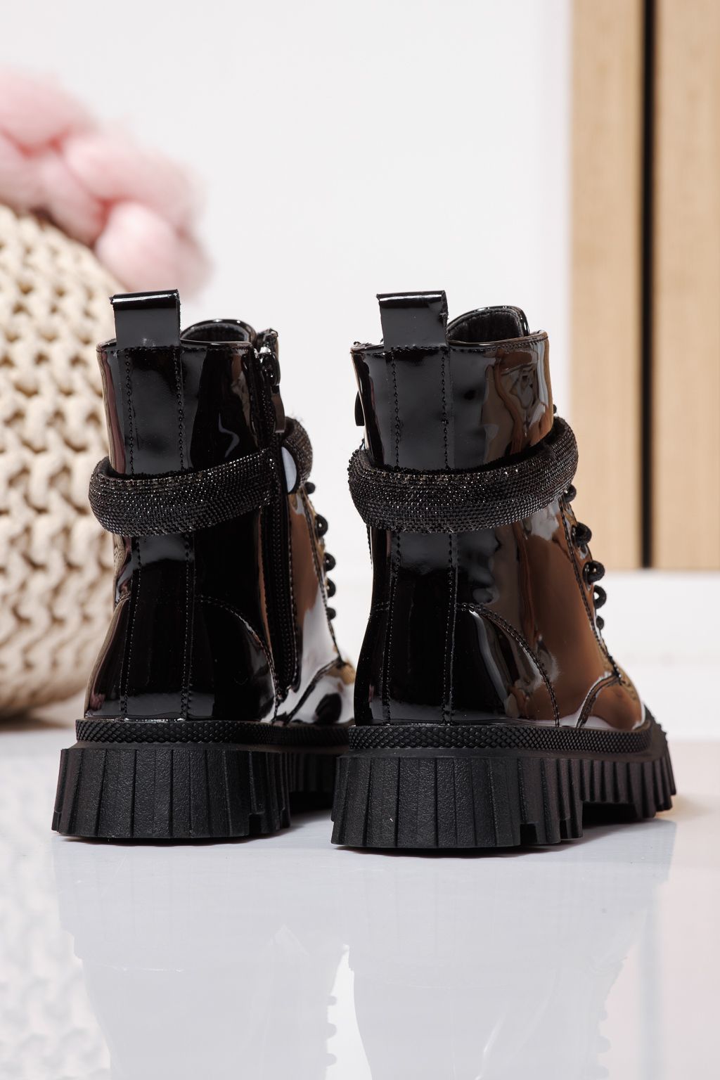 Szőrme csizma lányoknak fekete lakkozott ökológiai bőrből készült Dora #23122