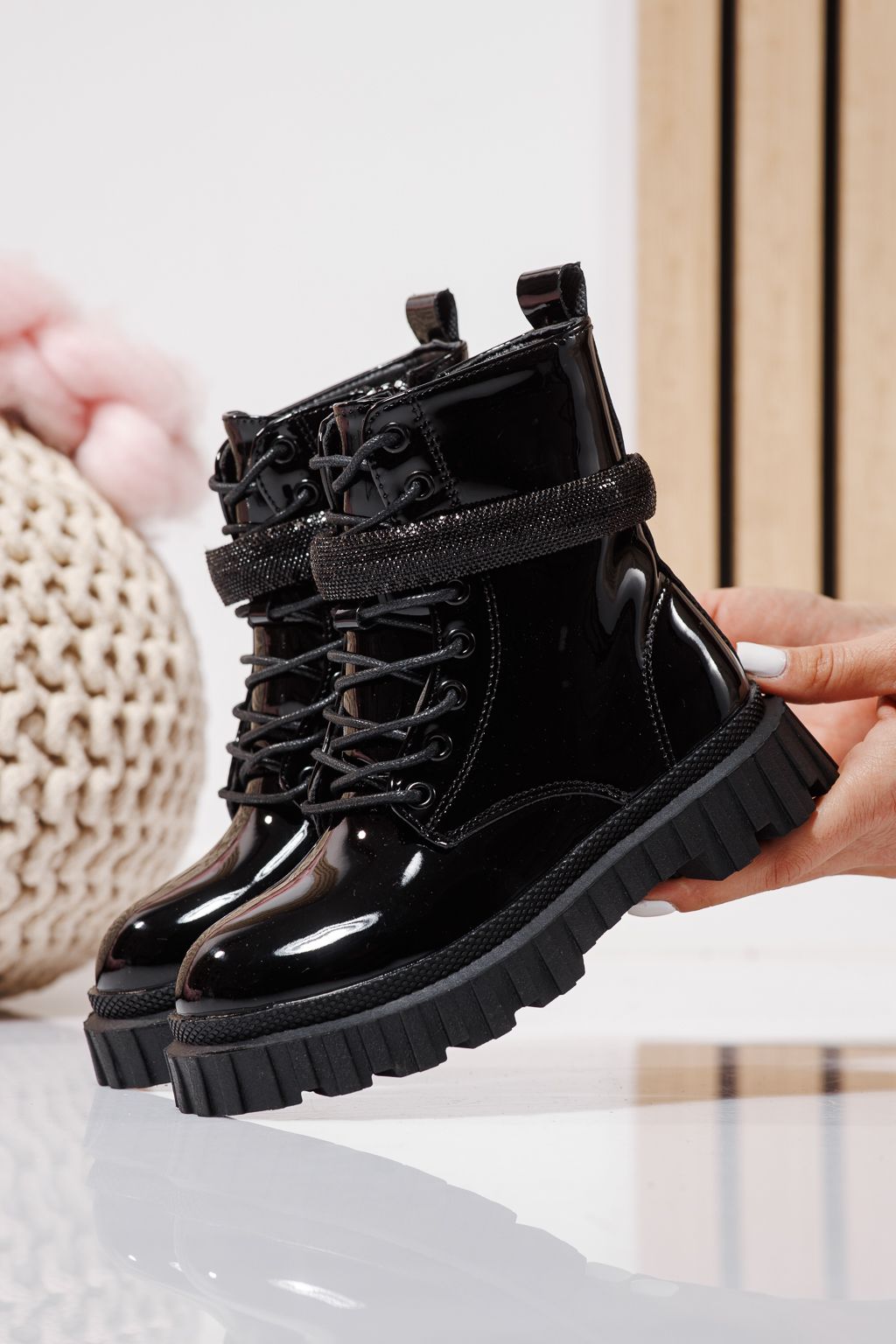 Szőrme csizma lányoknak fekete lakkozott ökológiai bőrből készült Dora #23122