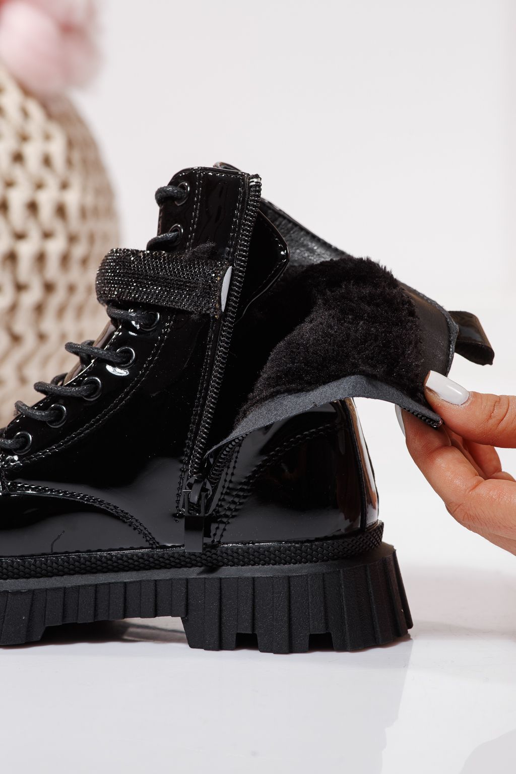 Szőrme csizma lányoknak fekete lakkozott ökológiai bőrből készült Dora #23122