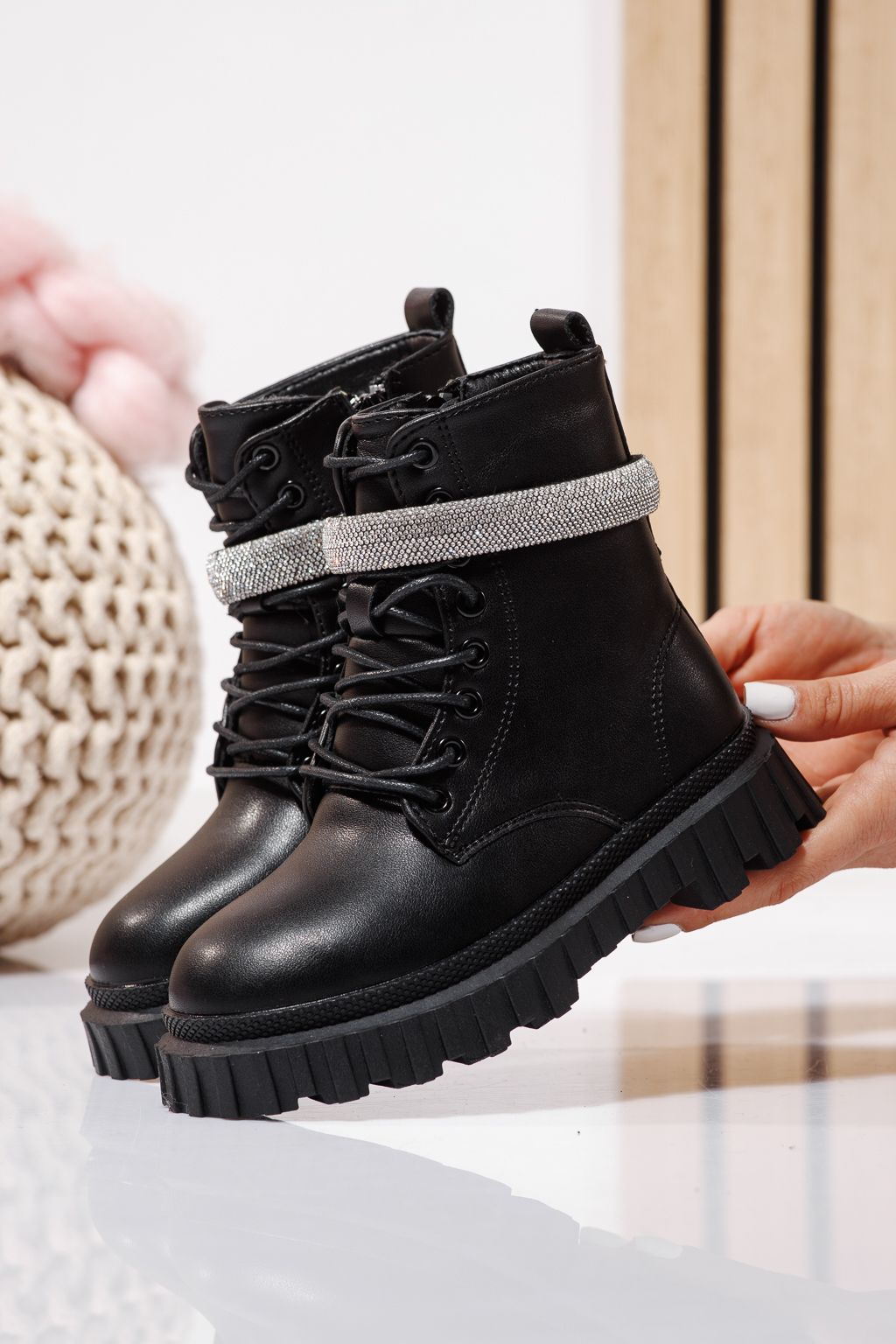 Szőrme csizma lányoknak fekete öko bőrből készült Dora #23120