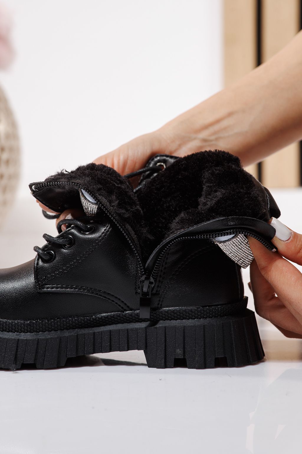 Szőrme csizma lányoknak fekete öko bőrből készült Dora #23120