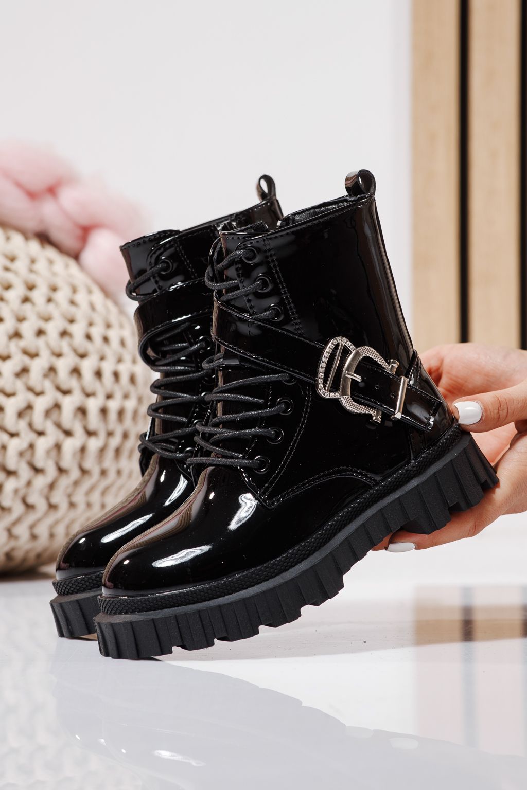 Szőrme csizma lányoknak fekete lakkozott ökológiai bőrből készült Edith #23125