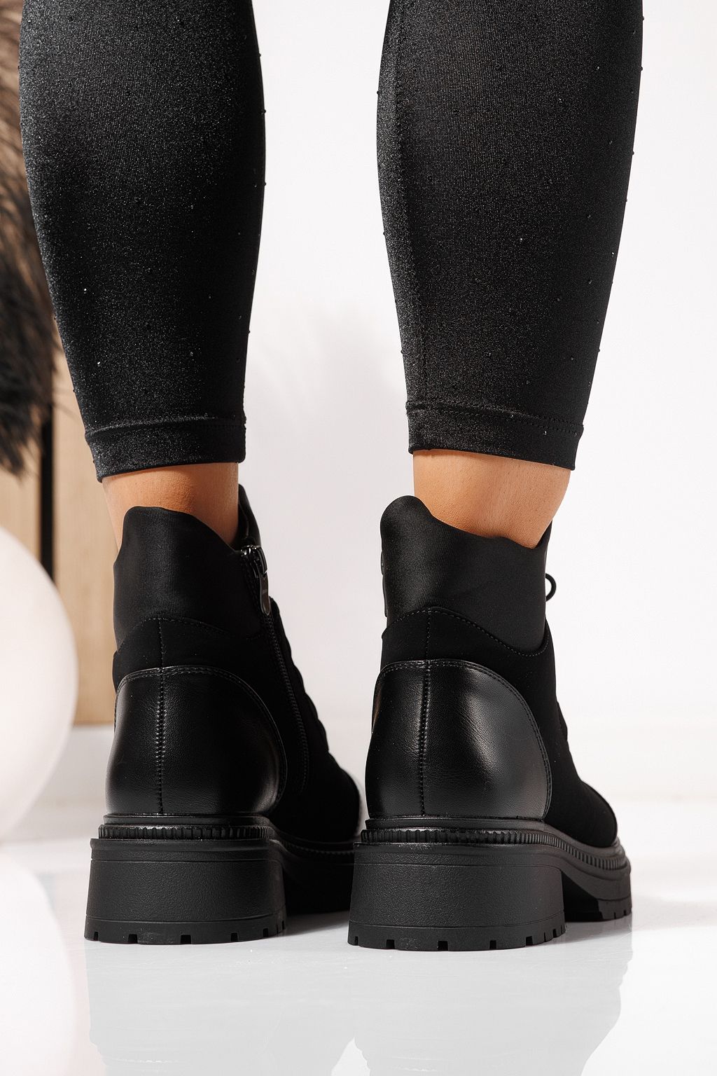 Női csizma szőrmével fekete öko bőrből készült Nami #23055