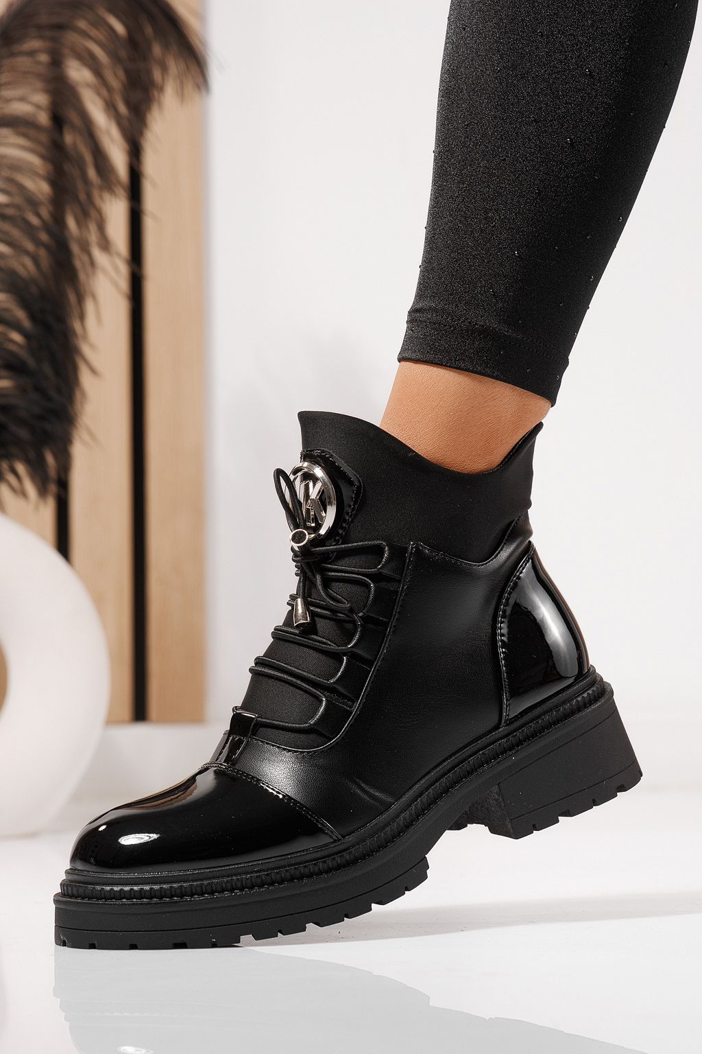 Női csizma szőrmével fekete lakkozott ökológiai bőrből készült Nami #23056