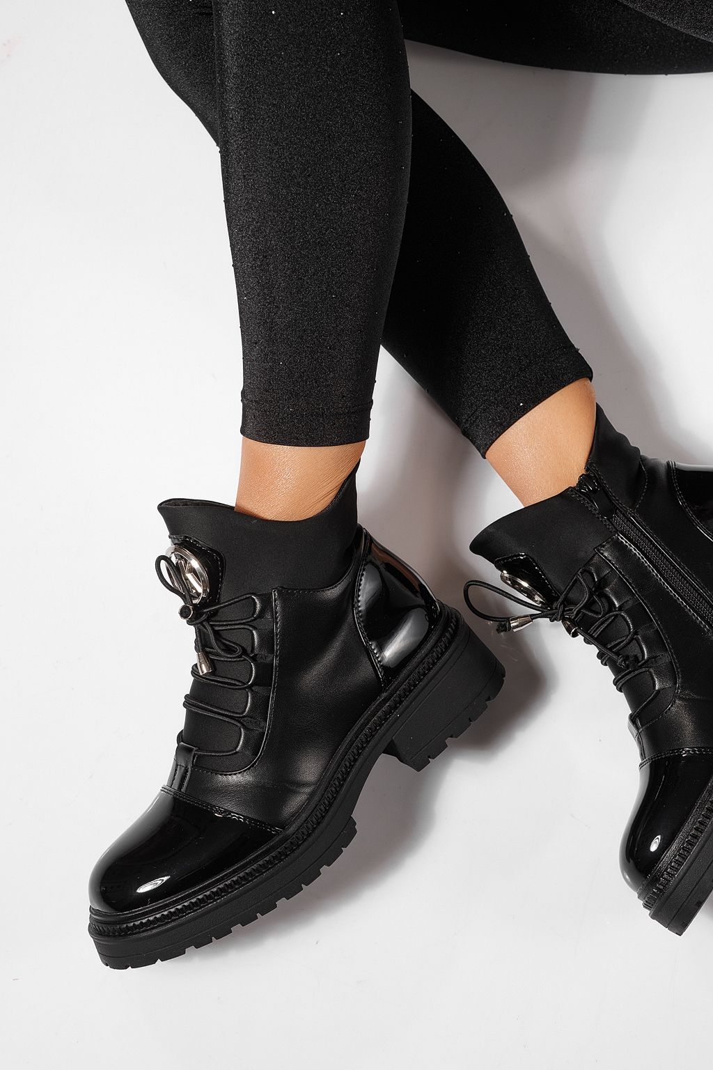 Női csizma szőrmével fekete lakkozott ökológiai bőrből készült Nami #23056