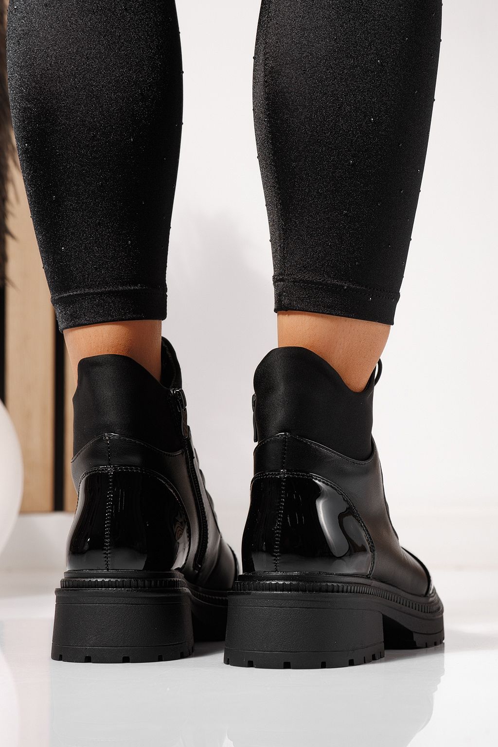 Női csizma szőrmével fekete lakkozott ökológiai bőrből készült Nami #23056