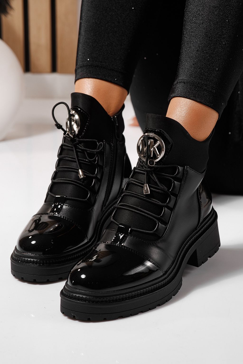 Női csizma szőrmével fekete lakkozott ökológiai bőrből készült Nami #23056