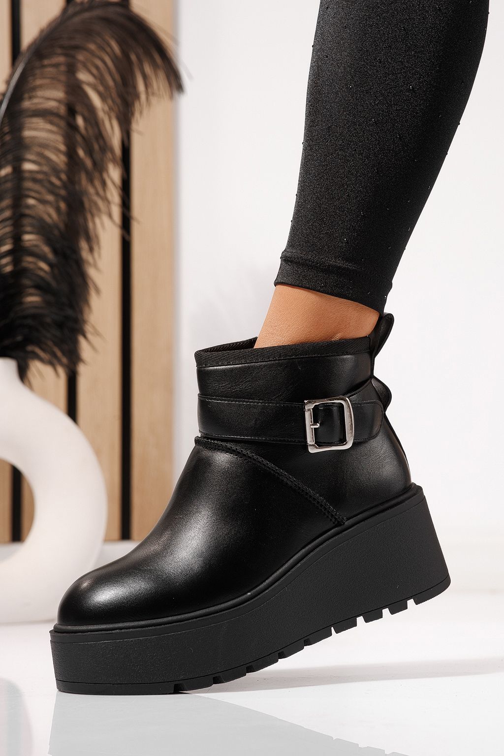 Női szőrmével bélelt csizma fekete öko bőrből készült June #23084