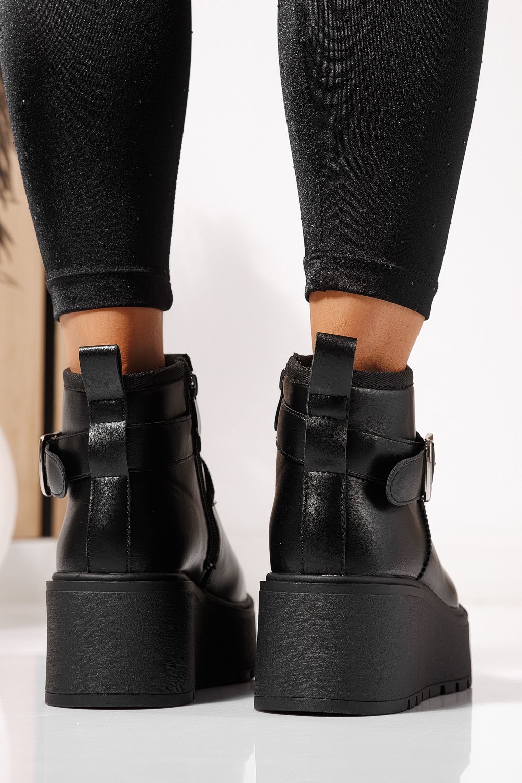 Női szőrmével bélelt csizma fekete öko bőrből készült June #23084