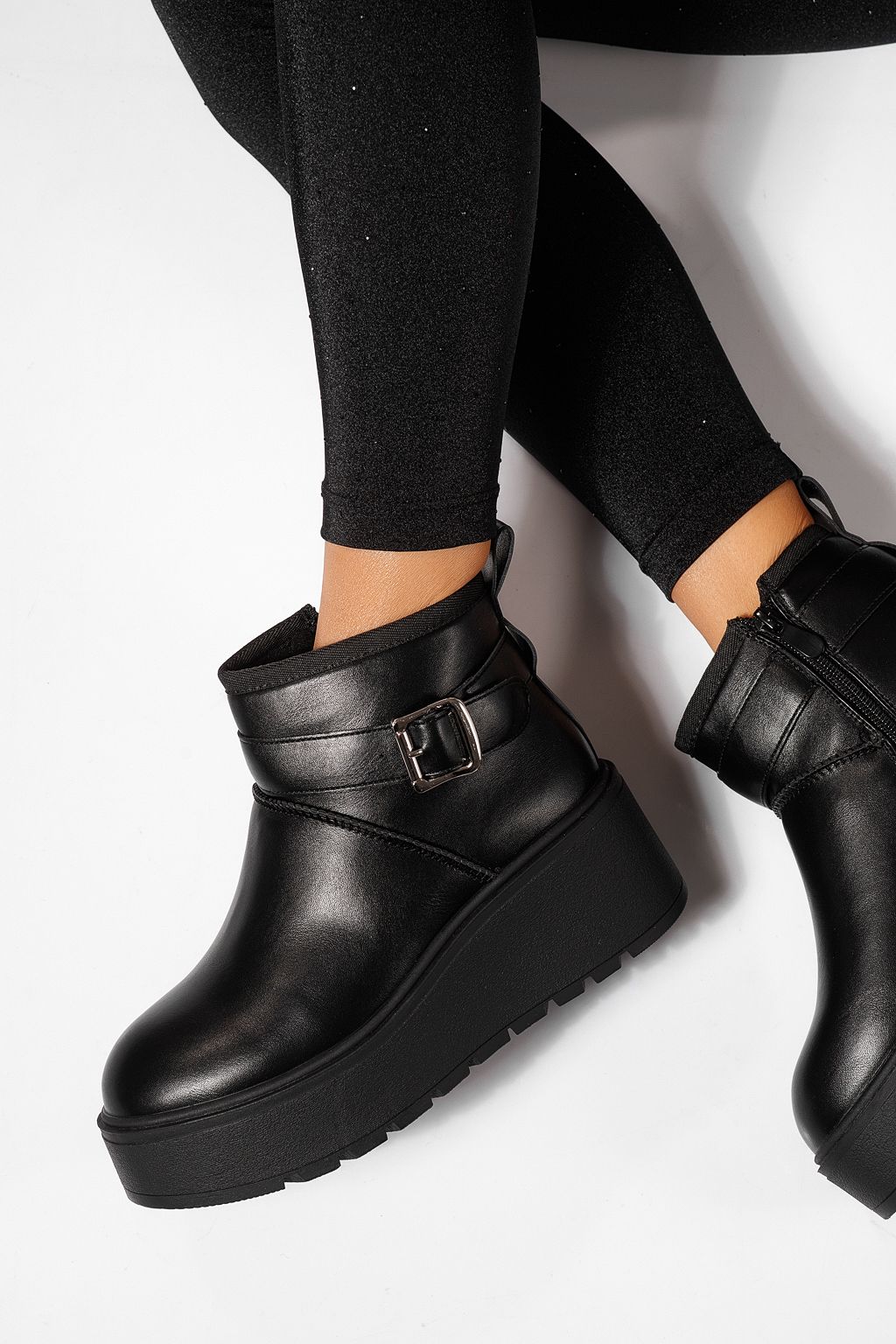 Női szőrmével bélelt csizma fekete öko bőrből készült June #23084