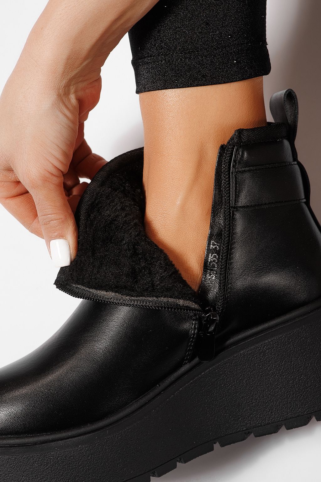 Női szőrmével bélelt csizma fekete öko bőrből készült June #23084