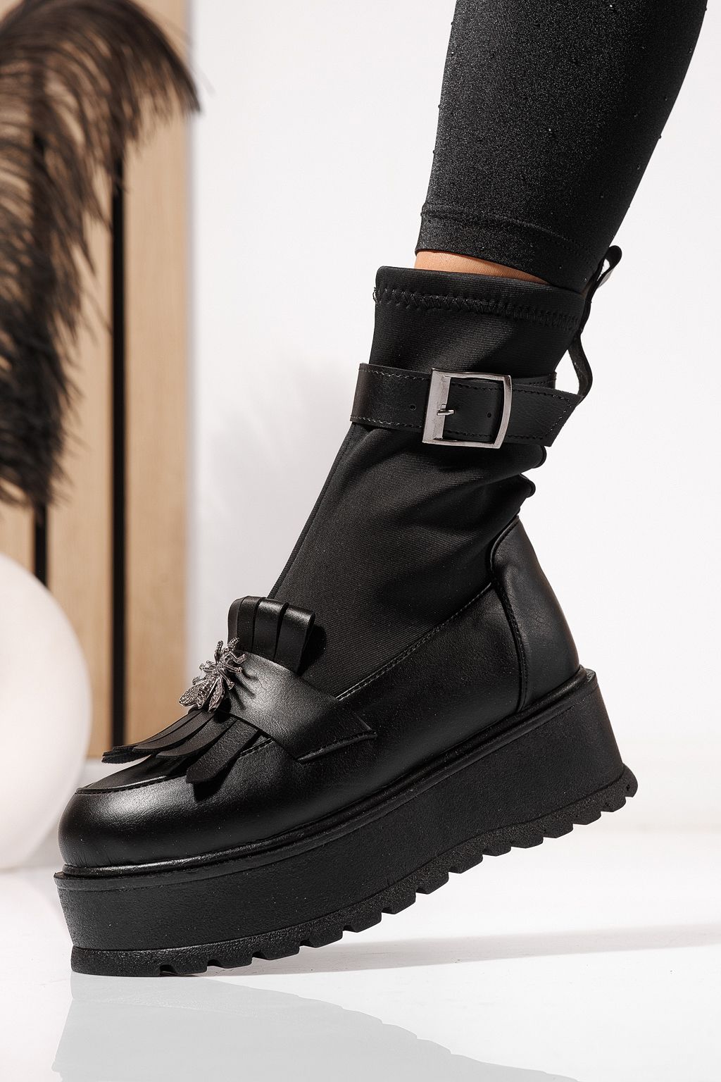 Női bélelt csizma fekete öko bőrből készült Eniko #23168