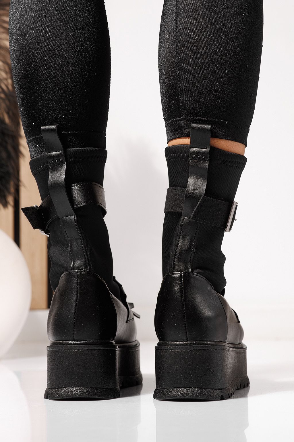 Női bélelt csizma fekete öko bőrből készült Eniko #23168