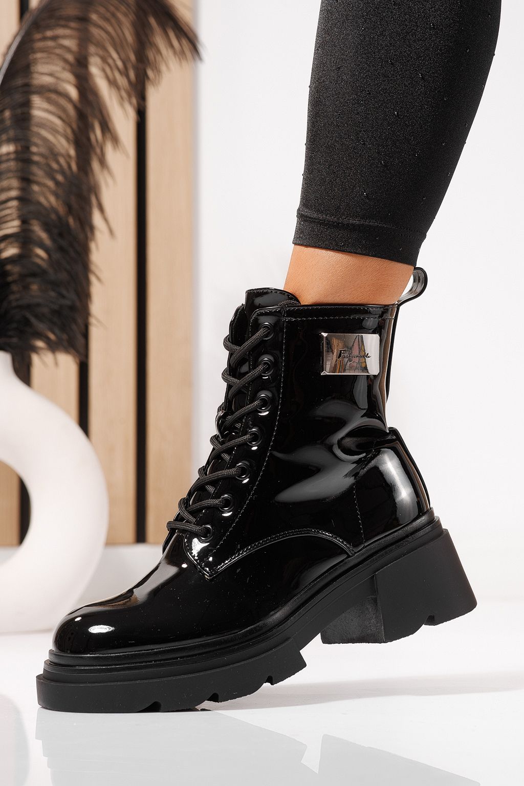 Női szőrmével bélelt csizma fekete lakkozott ökológiai bőrből készült Joplin #23083