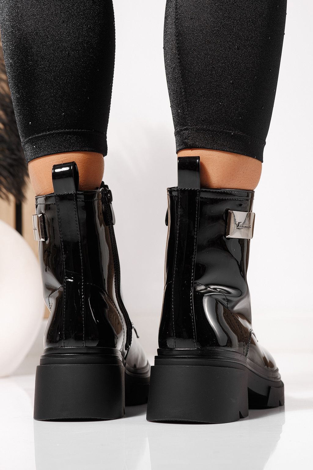 Női szőrmével bélelt csizma fekete lakkozott ökológiai bőrből készült Joplin #23083