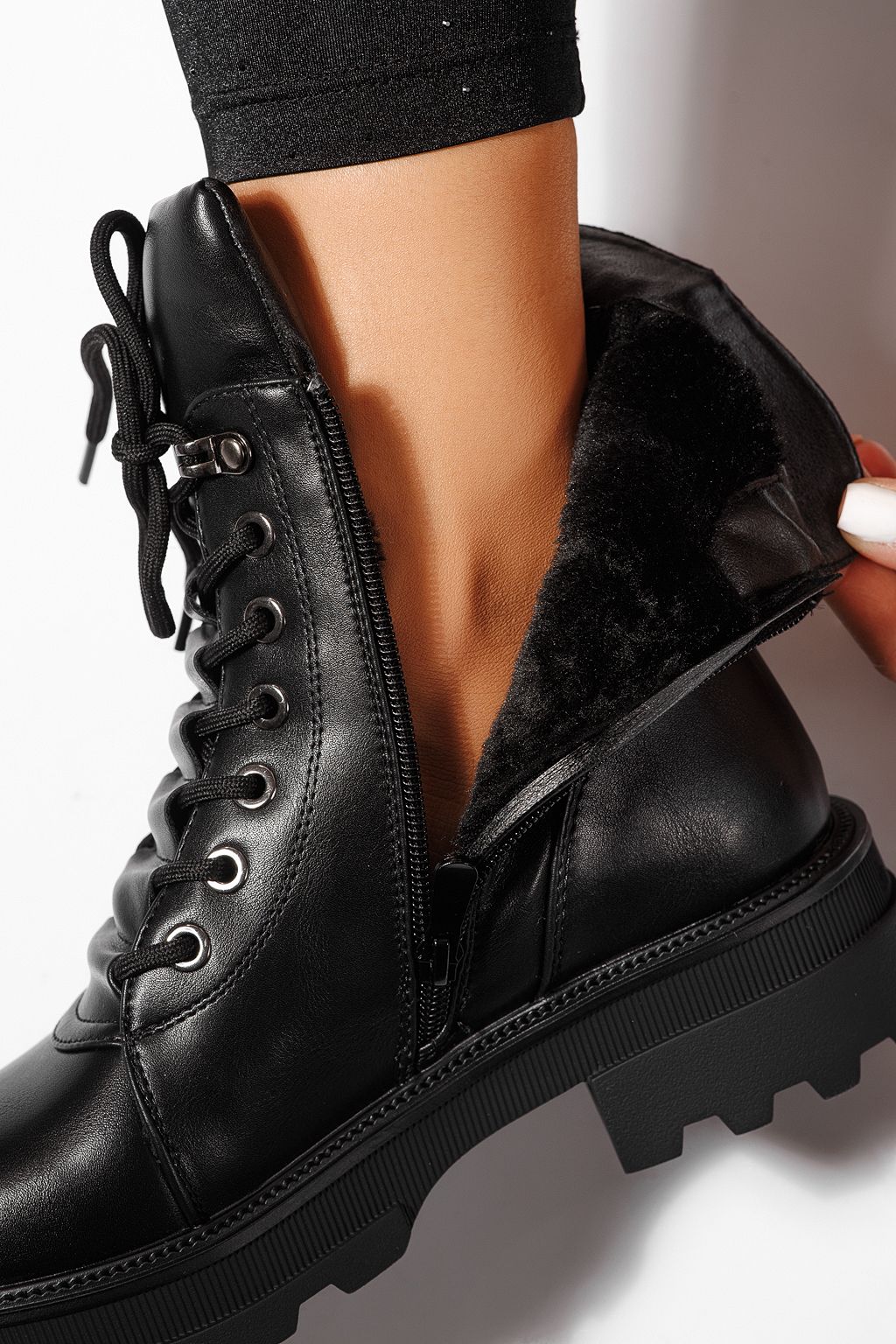 Női szőrmével bélelt csizma fekete öko bőrből készült Kiara #23089