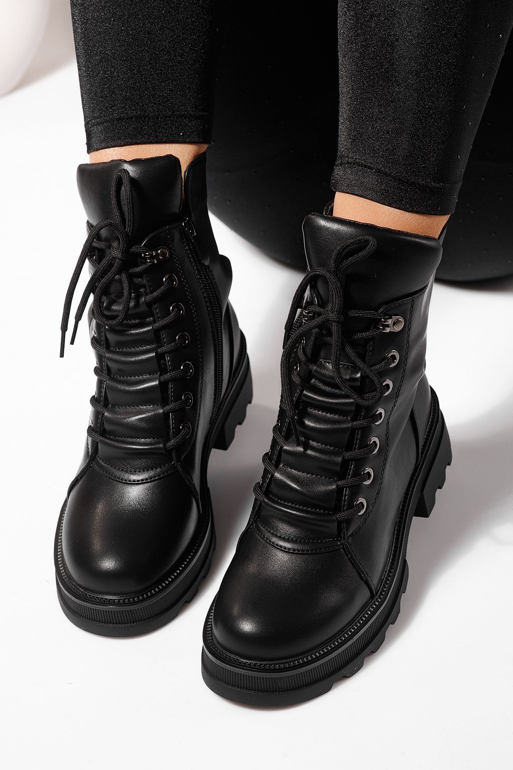 Női szőrmével bélelt csizma fekete öko bőrből készült Kiara #23089