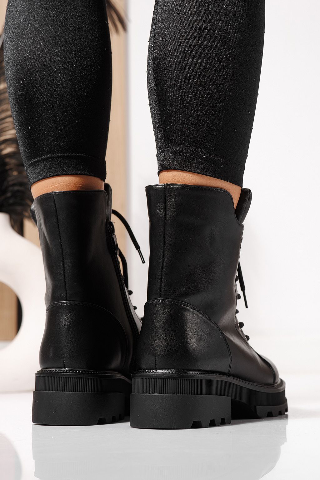 Női szőrmével bélelt csizma fekete öko bőrből készült Kiara #23089