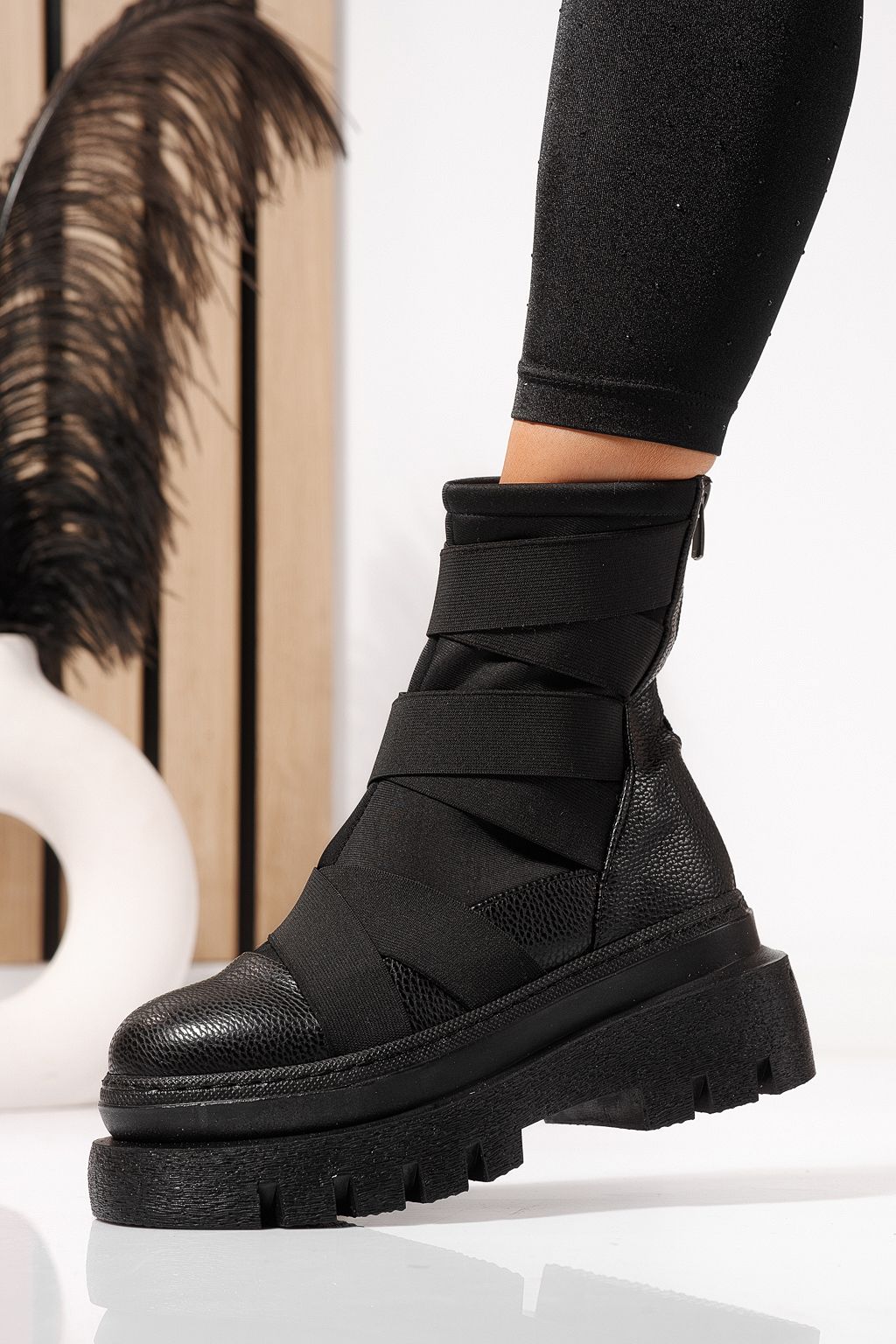 Női fekete, bélelt csizma ekológikus bőrből Julia #23176