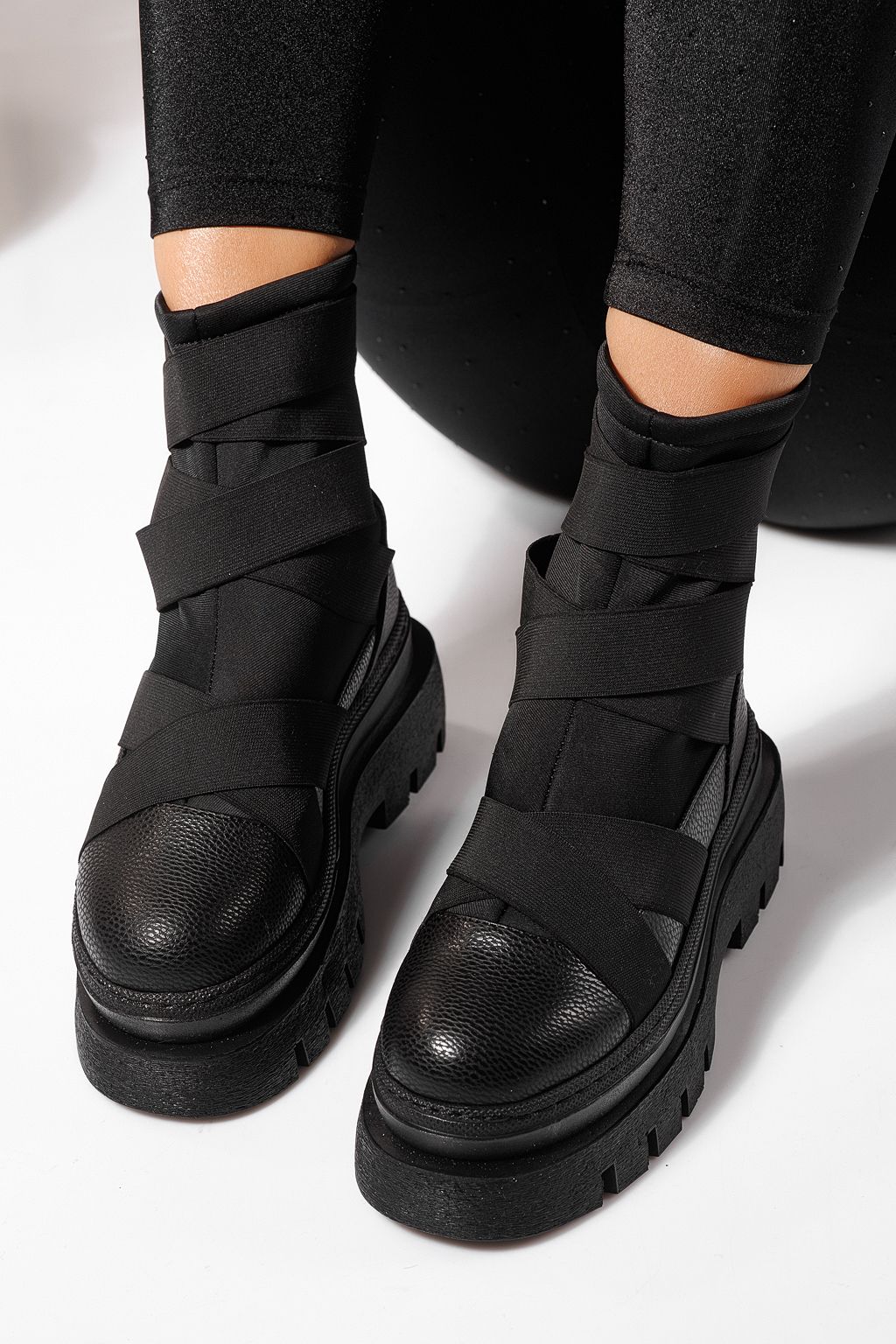 Női fekete, bélelt csizma ekológikus bőrből Julia #23176