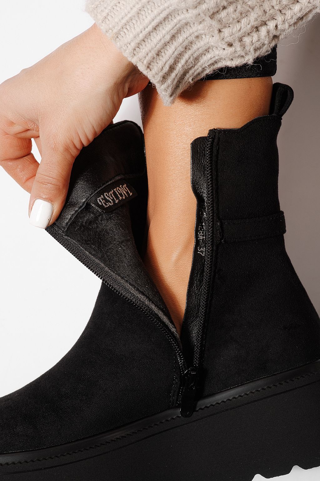 Női szőrmével bélelt csizma fekete öko bőrből készült Dalia #23075