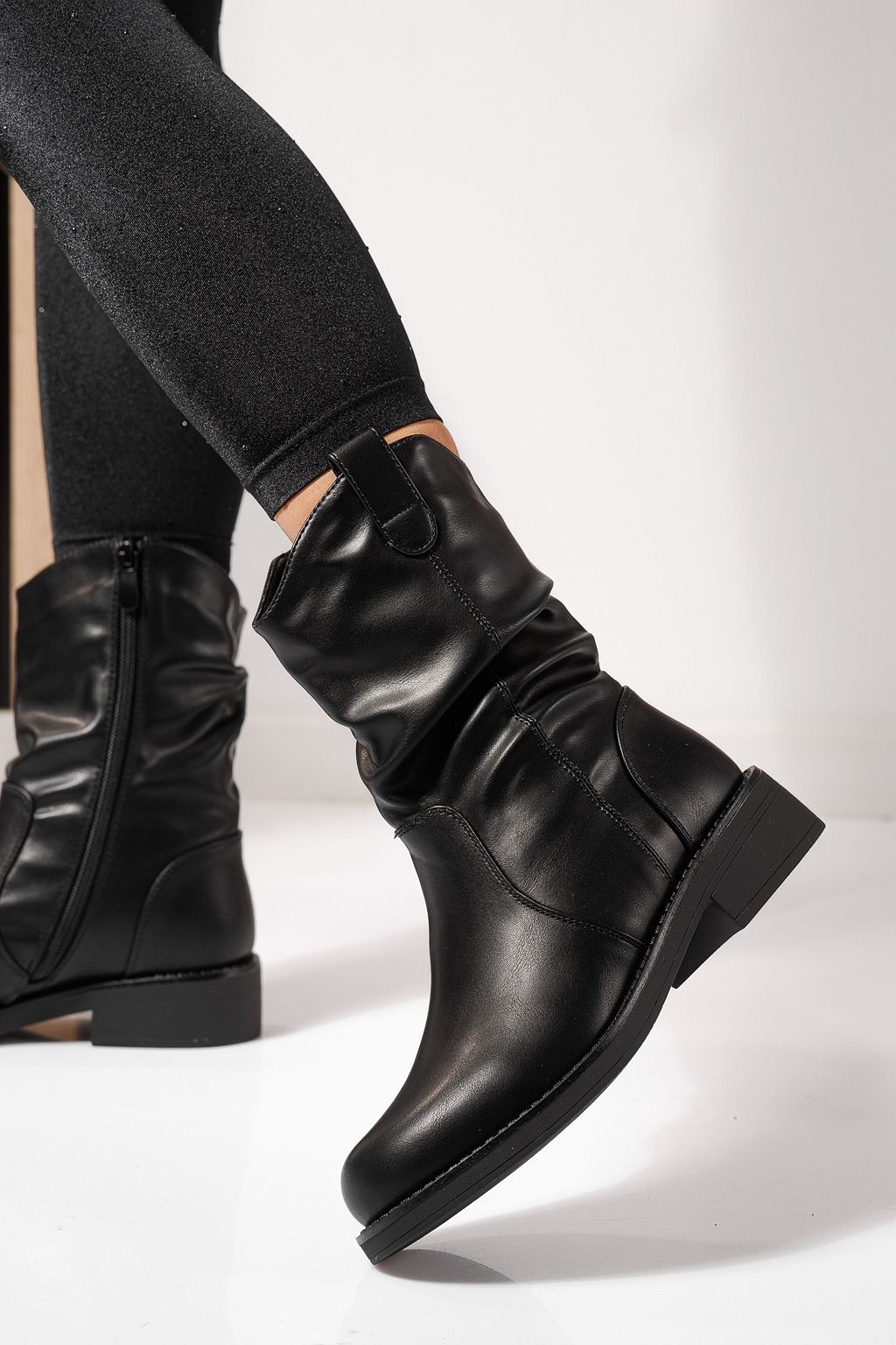 Női szőrmével bélelt csizma fekete öko bőrből készült Lorelai #23092