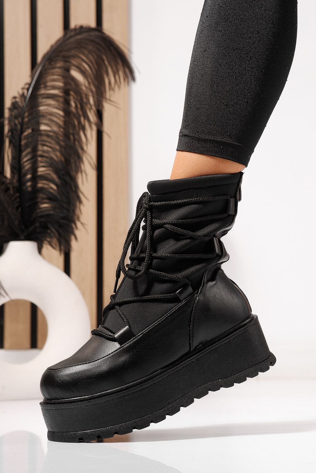 Női bélelt csizma fekete öko bőrből készült Yvette #23163