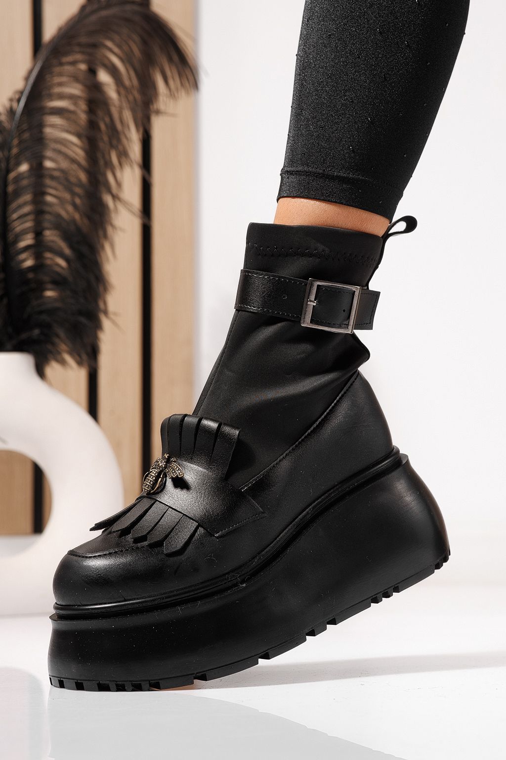 Női bélelt csizma fekete öko bőrből készült Venus #23161