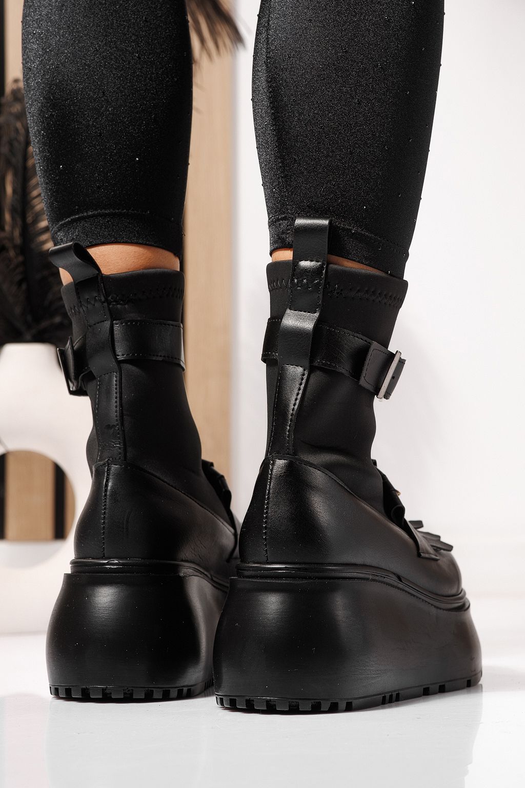 Női bélelt csizma fekete öko bőrből készült Venus #23161