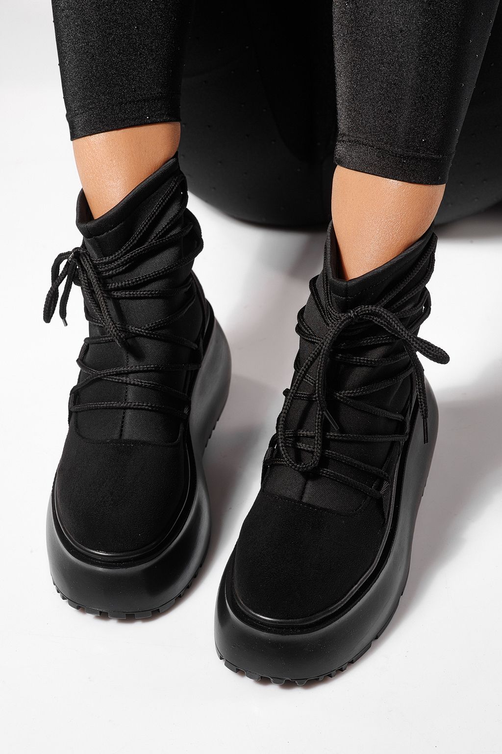 Női bélelt csizma fekete öko bőrből készült  szürked Ingrid #23165