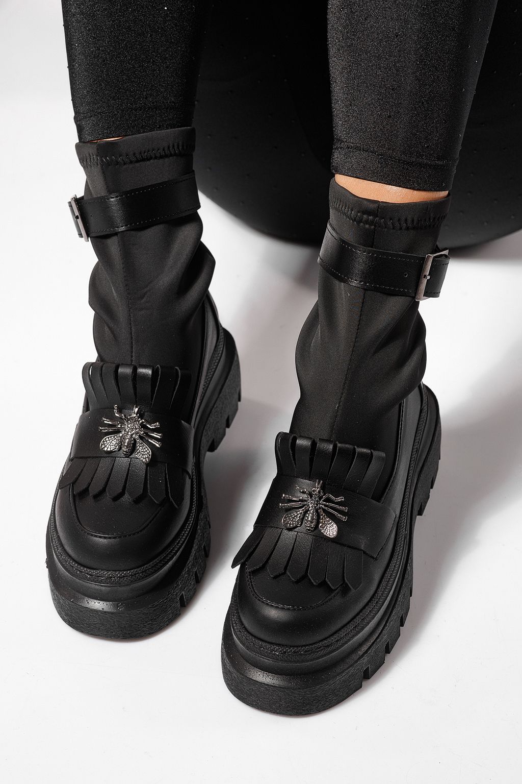 Női bélelt csizma fekete öko bőrből készült Floris #23169