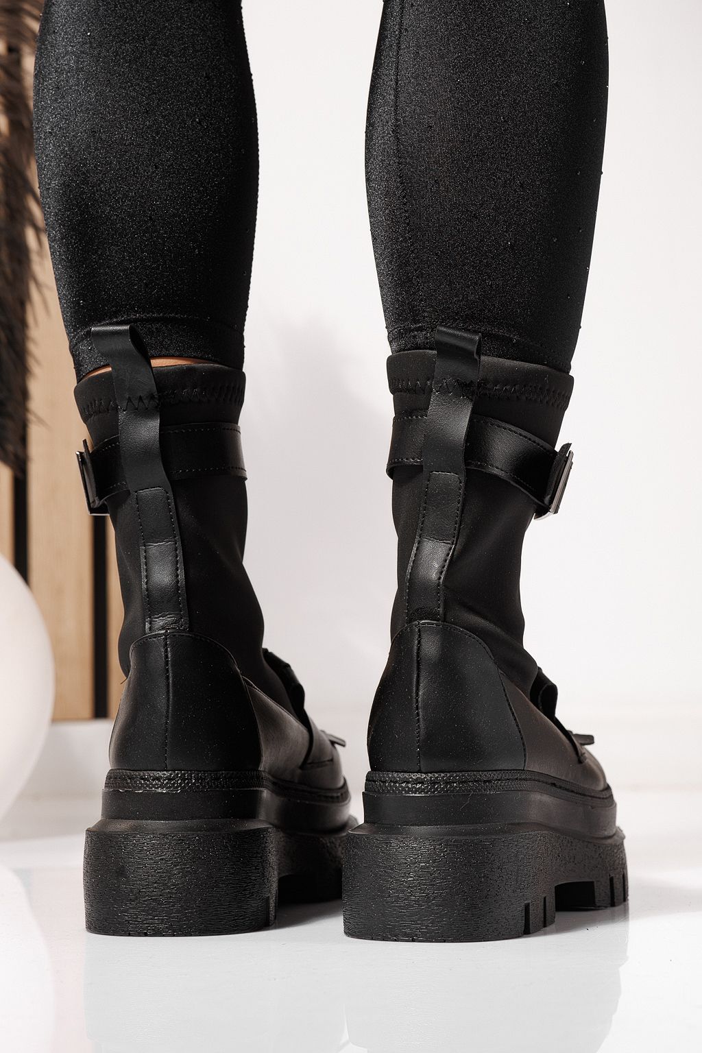 Női bélelt csizma fekete öko bőrből készült Floris #23169