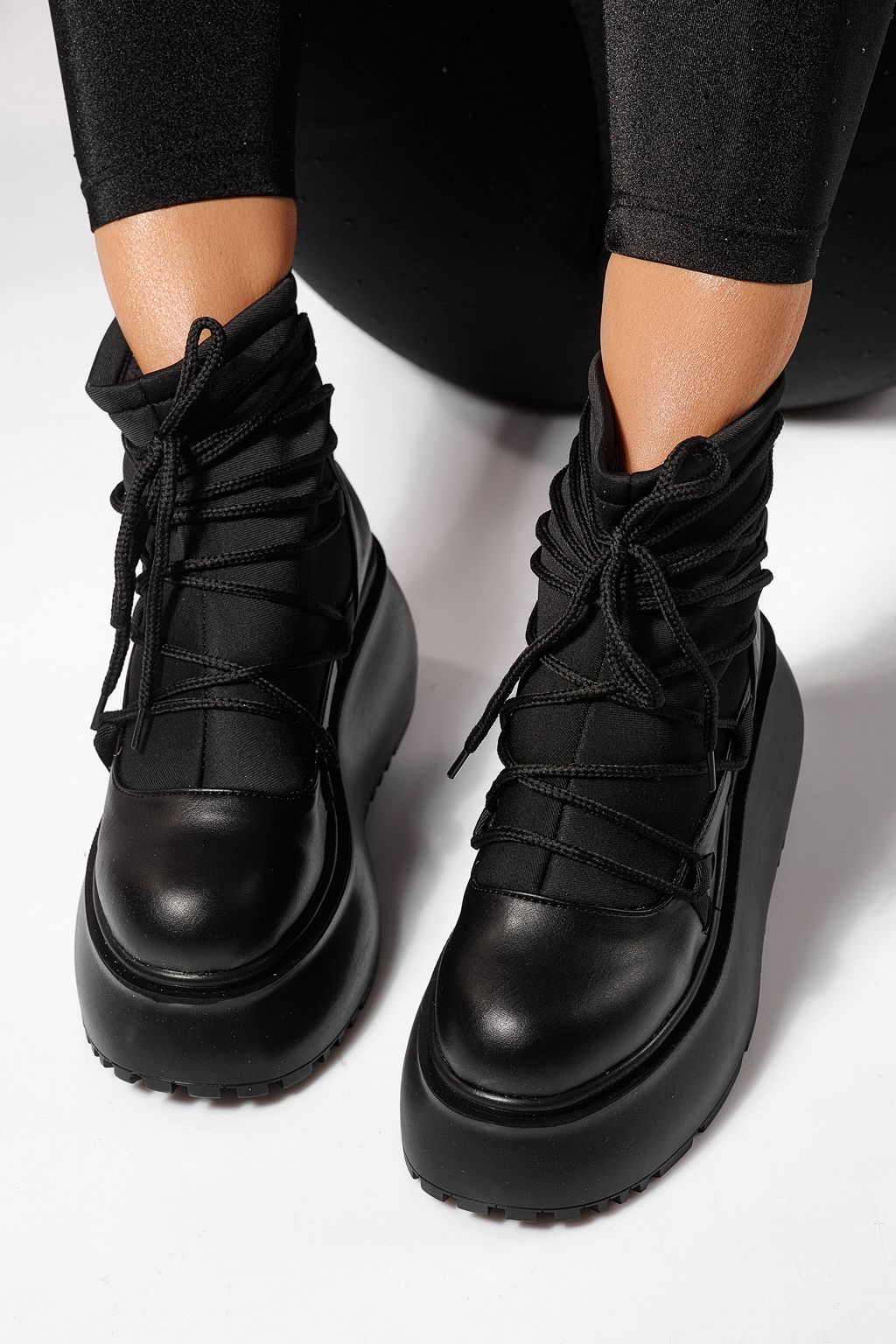 Női bélelt csizma fekete öko bőrből készült szürked Ingrid #23164