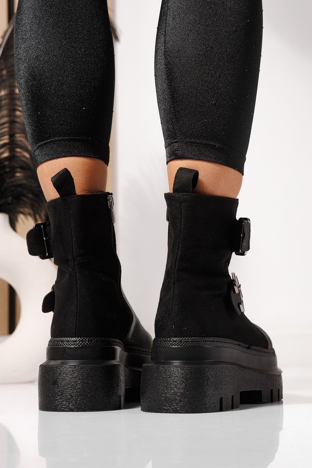 Női fekete, bélelt csizma ekológikus bőrből Eniko #23171