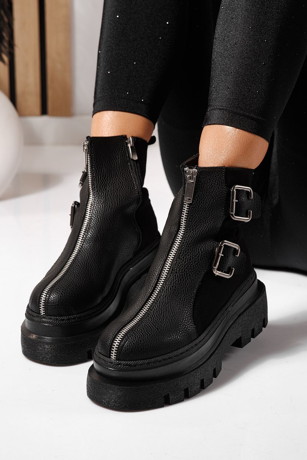 Női fekete, bélelt csizma ekológikus bőrből Eniko #23171